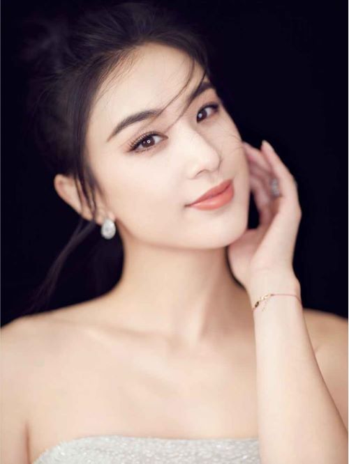 黃圣依（Eva Huang），1983年2月11日出生于上海市徐匯區，中國內地女演員、歌手、出品人、商人。2005年畢業于北京電影學院表演系。
2003年出演首部電視劇《紅蘋果樂園》。2004年憑借電影《功夫》被觀眾熟知；2005年主演電影《猛龍》。2007年主演電視劇《天仙配》。2008年發行專輯《黃圣依同名專輯》。2009年發行專輯《選美everyday》；同年與楊冪、劉亦菲、王珞丹被評為內地“四小花旦”。2011年主演電影《白蛇傳說》在國內外上映，獲得了全球票房榜周冠軍。2013年主演電視劇《第22條婚規》；同年發行專輯《Facing Love》。2015年出演電影《冰封：重生之門》。2021年特別出演的《歲歲青蓮》及主演的電視劇《少帝康熙》將播出。